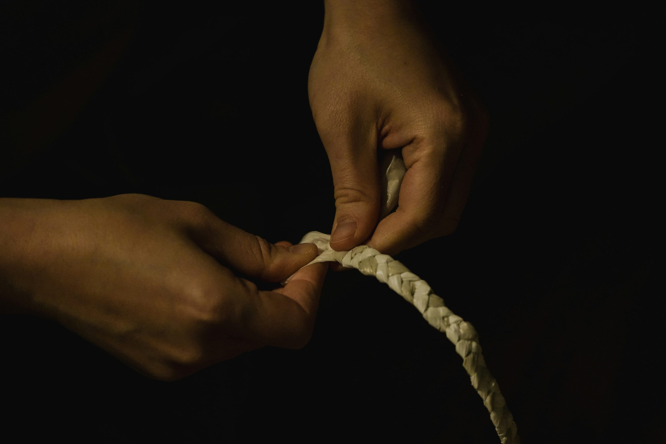 A photo showing an improperly tied knot failing under tension.