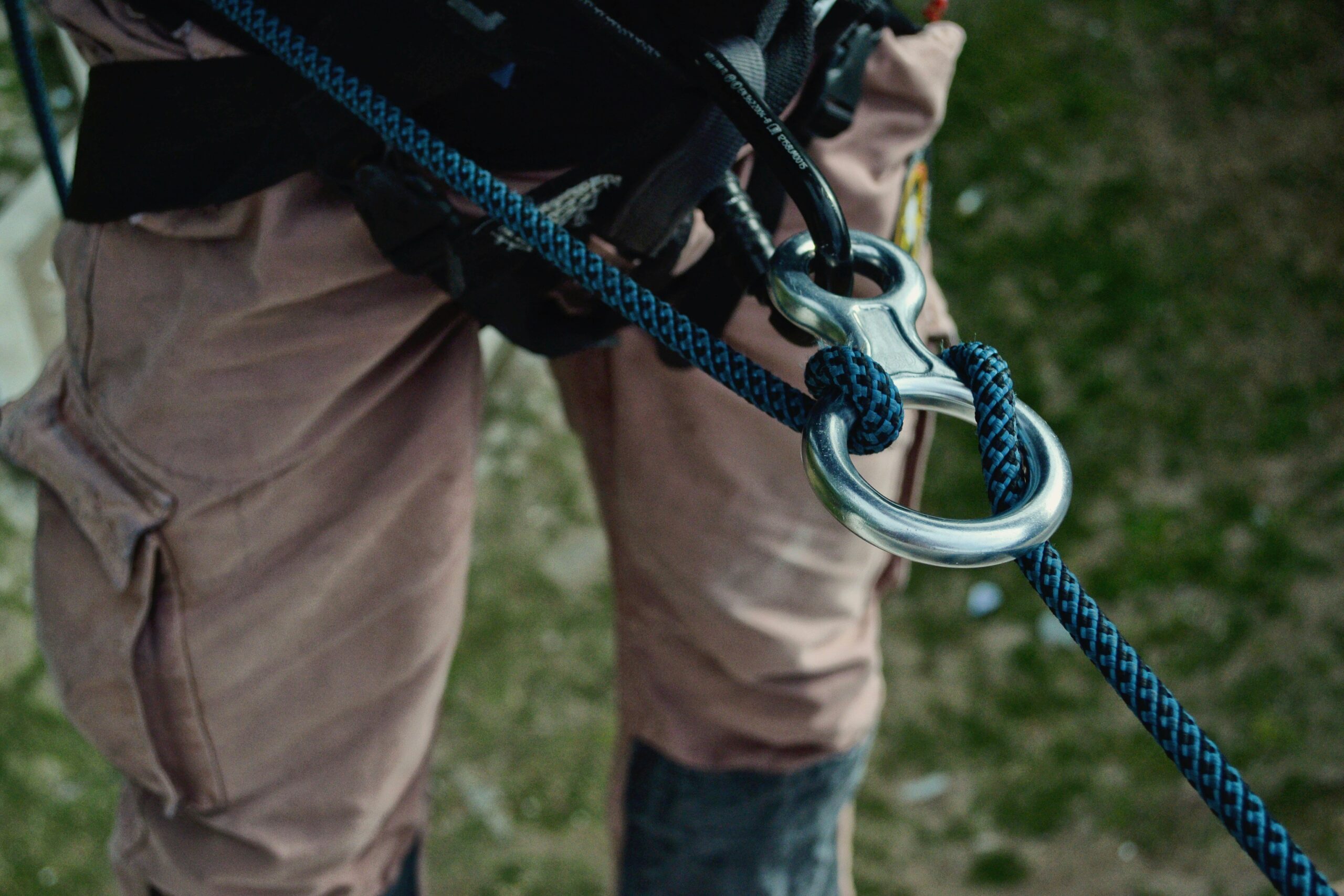 Climber using a belay device securely