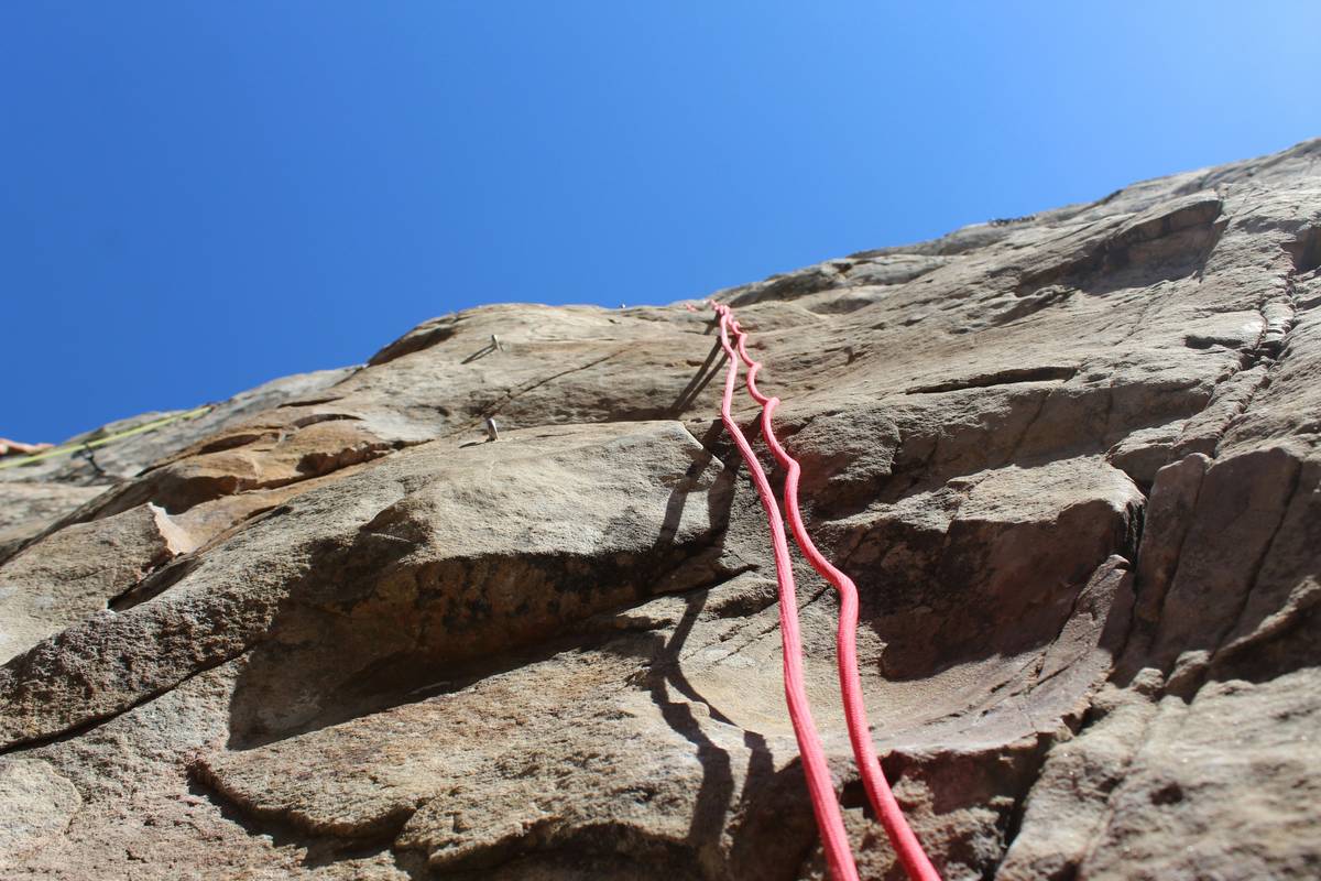 Climber falling due to faulty belay device