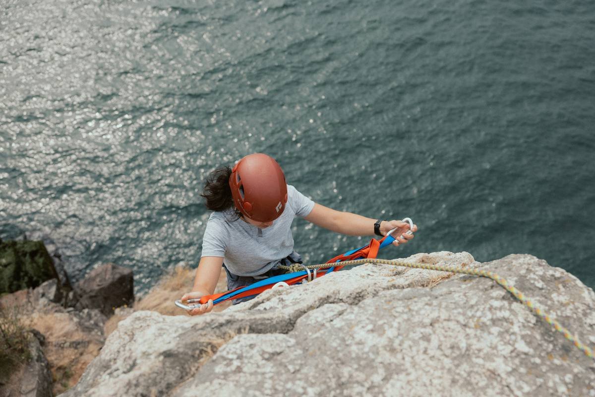 Infographic showing that 22% of non-fall climbing incidents involve rope tangles, misfeeds, or unsecured ropes per UIAA 2023 data