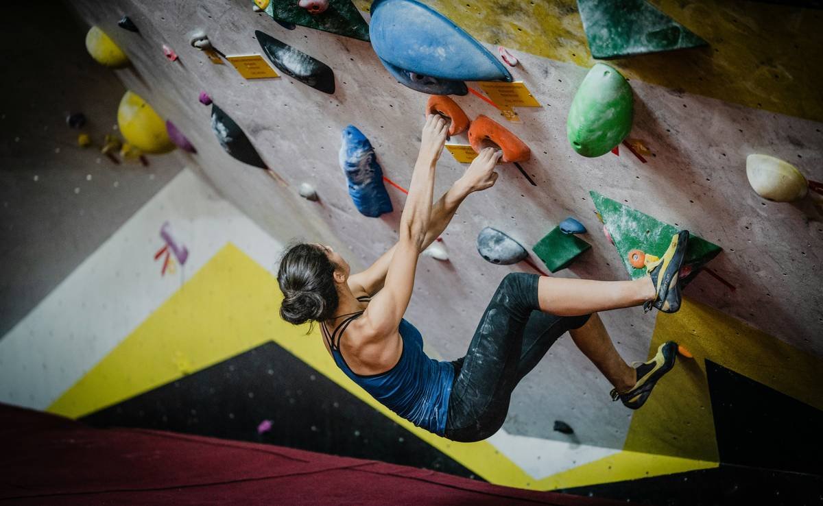 Bar chart showing 47% of new climbers fail first belay test attempt, based on 2023 gym data