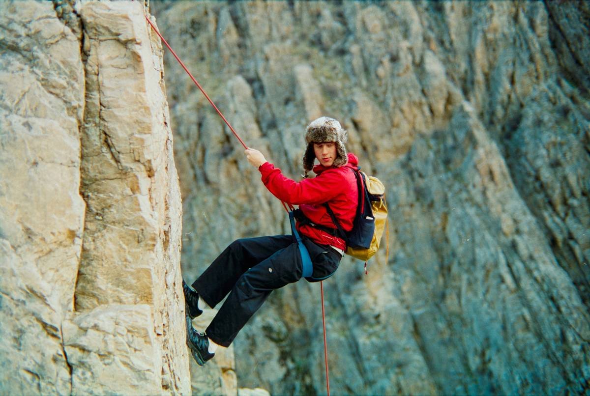 Comparison chart of common belay devices used for rappelling: ATC, GriGri, Reverso, showing rope path and braking efficiency