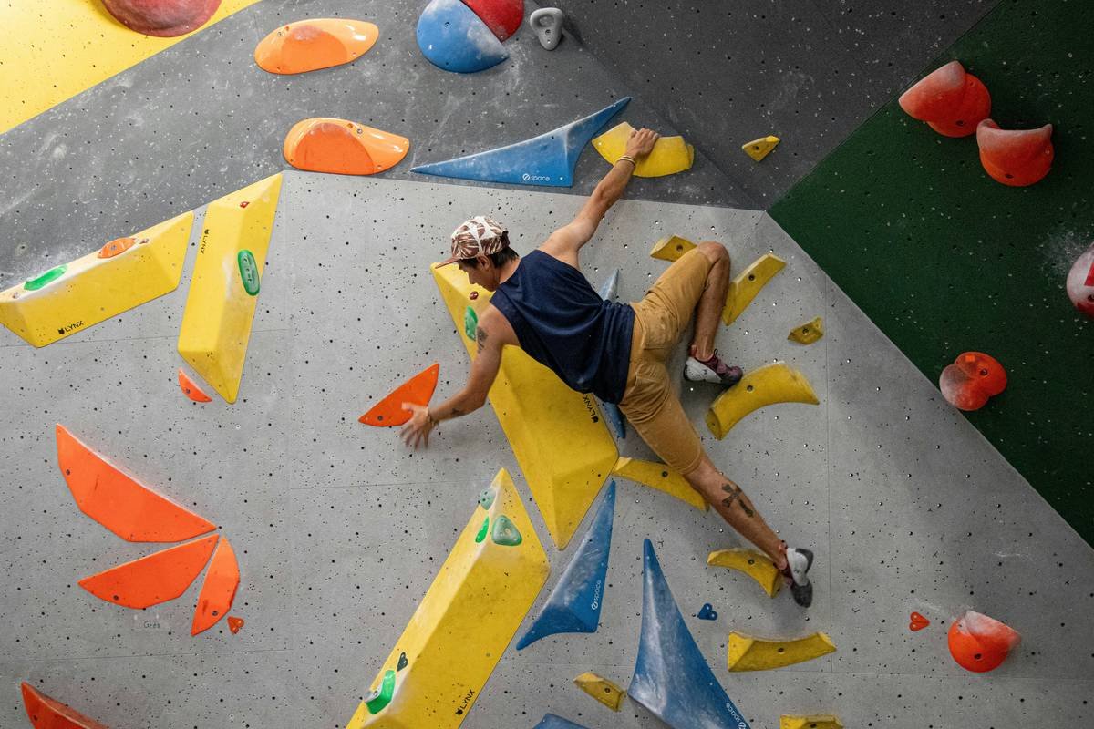 Comparison chart of top rock climbing auto belay devices showing weight limits, braking type, and rope length