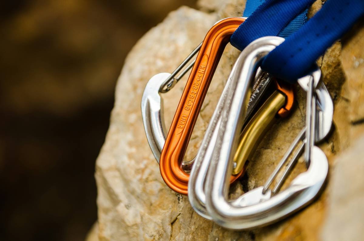 Cutaway diagram showing how a cam-based auto-locking belay device pinches rope during rapid descent