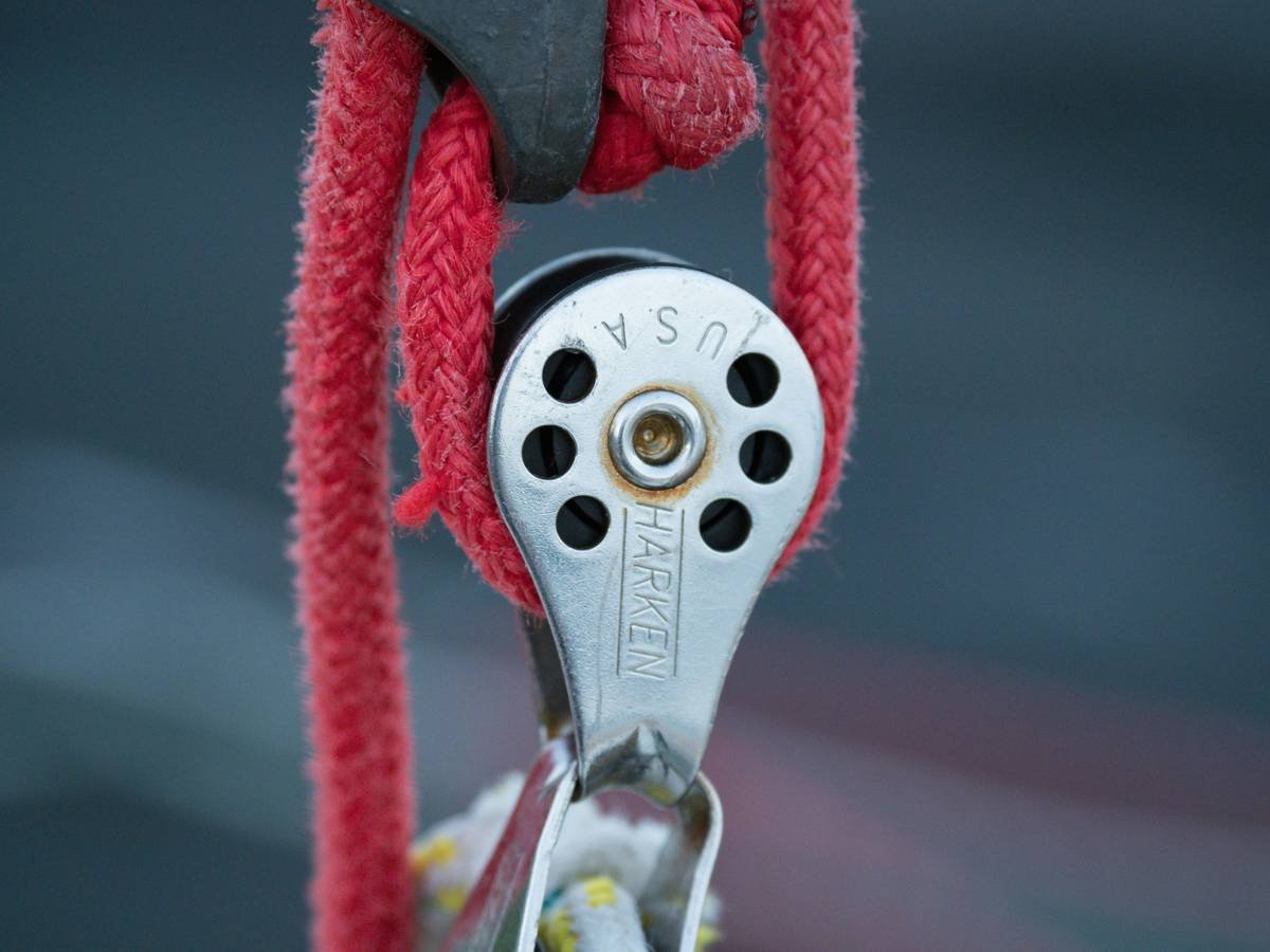 Diagram comparing unlocking mechanisms: GriGri requires thumb press + brake hand pull; ATC requires hand shift to 'unlock' position