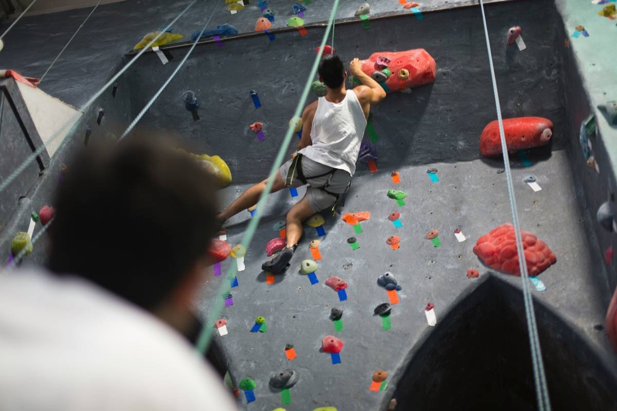 Infographic comparing tubular, assisted-braking, and figure-eight belay devices showing rope path, weight, and ideal use cases