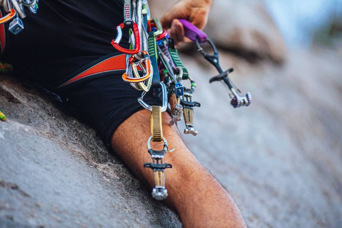 Comparison chart of belay climbing gear: tube-style vs assisted-braking devices showing rope compatibility, weight, cost, and best use cases