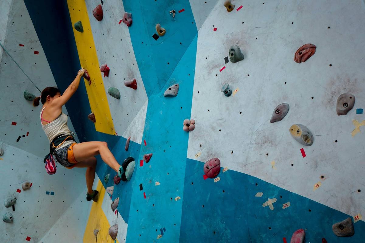 Climber demonstrating correct tubular on belay safety hand position with brake strand below device